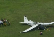 Una persona murió y otras dos resultaron heridas este viernes en el sur de Florida cuando una pequeña avioneta se desplomó durante la maniobra de despegue, informaron las autoridades.