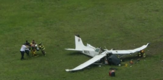 Una persona murió y otras dos resultaron heridas este viernes en el sur de Florida cuando una pequeña avioneta se desplomó durante la maniobra de despegue, informaron las autoridades.