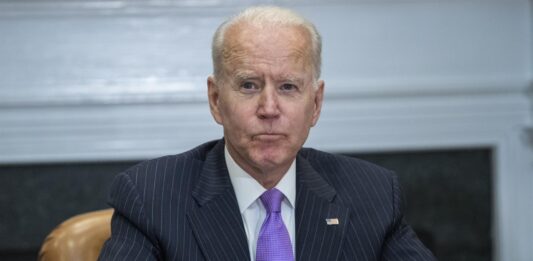 El presidente Joe Biden firmó este miércoles una orden ejecutiva que impone límites a las inversiones estadounidenses en ciertas empresas tecnológicas chinas, una medida que podría tensar aún más las relaciones con Pekín.