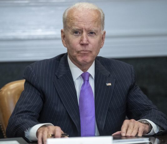 Biden impone límites a las inversiones en ciertas empresas tecnológicas chinas El presidente Joe Biden firmó este miércoles una orden ejecutiva que impone límites a las inversiones estadounidenses en ciertas empresas tecnológicas chinas, una medida que podría tensar aún más las relaciones con Pekín.