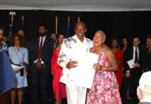 Alcalde Adams homenajeó a la comunidad dominicana De las permanentes recepciones que el alcalde de la ciudad de Nueva York ofrece en su residencia oficial Gracie Mansion, sin duda alguna la que anualmente celebra a la comunidad dominicana es la más alegre y colorida.