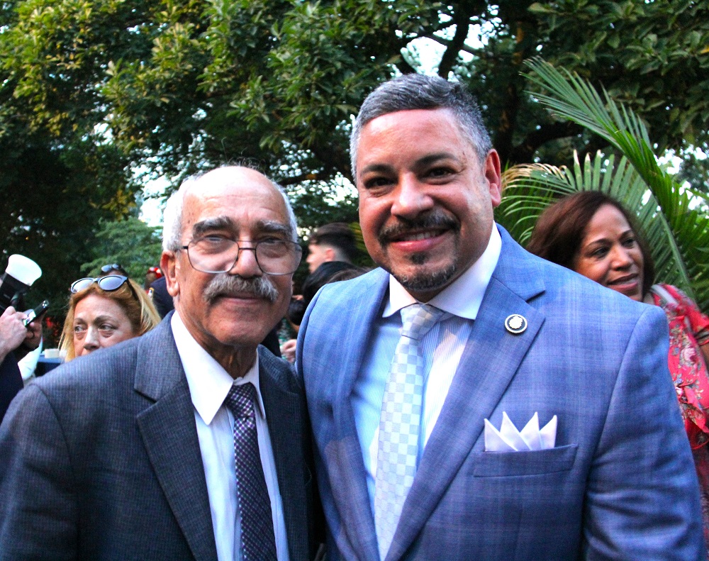 El flamante primer comisionado latinoamericano de Policía de la Ciudad de Nueva York, Edward Cabán, fue una de las autoridades más populares de la recepción y compartió con los miembros de la prensa, entre ellos el reconocido periodista dominicano César Romero.