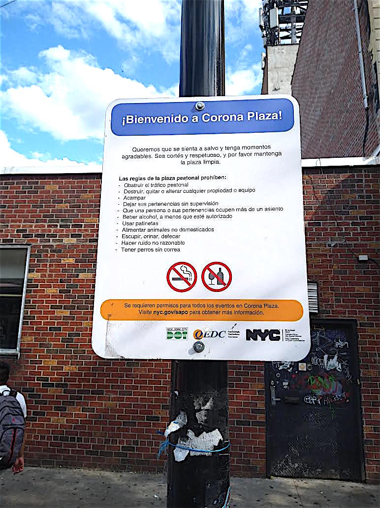 Un r&oacute;tulo peque&ntilde;o, -que pasa casi desapercibido-, colocado en uno de los postes de la Plaza Corona informa sobre las regulaciones, la mayor&iacute;a de las cuales son desconocidas por los vendedores ambulantes.