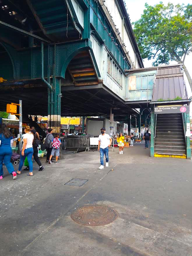 A la salida del tren 7 en la estaci&oacute;n 103 de la Plaza Corona, es evidente el cambio despu&eacute;s del desalojo de las ventas de comida que colmaban el espacio y bloqueaban el paso de los peatones. La mayor&iacute;a de negocios en la plaza y sus alrededores, aplauden la medida.