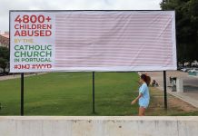 Alrededor de un centenar de personas se movilizaron en Lisboa en protesta por la celebración de la Jornada Mundial de la Juventud (JMJ), el mayor evento católico, que reúne en la capital lusa a un millón de fieles atraídos por la visita del papa.