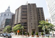 Nueva York confirma que evalúa una prisión federal cerrada para albergar inmigrantes