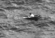 La Guardia Costera rescata con vida a joven en bote casi sumergido en el Atlántico Charles Gregory .