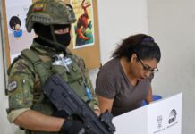 Inseguridad y supresión de derechos amenazan democracia en Latinoamérica Ciudadanos acuden a votar durante la jornada de elecciones generales, hoy, en Guayaquil (1)