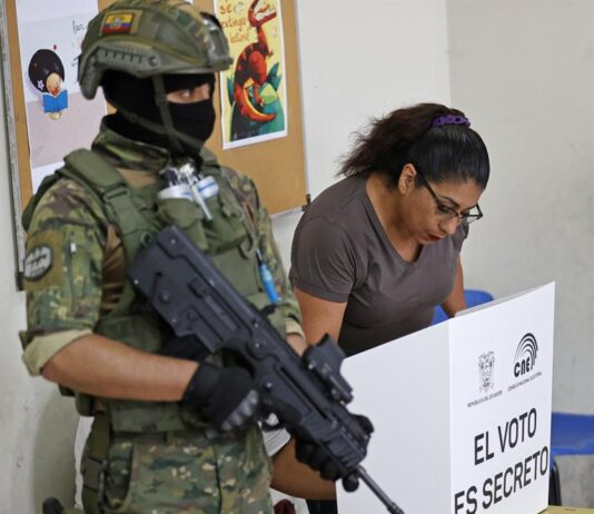 Inseguridad y supresión de derechos amenazan democracia en Latinoamérica Ciudadanos acuden a votar durante la jornada de elecciones generales, hoy, en Guayaquil (1)