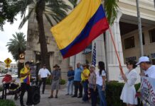 Colombianos en Miami piden un "juicio político" contra Gustavo Petro Un grupo de colombianos pidió este miércoles en Miami que se realice un "juicio político" al presidente de su país, Gustavo Petro, para "sacarlo del poder" y así poder "conservar la unión de las familias frente a un gobierno narcoterrorista", según afirmaron los manifestantes frente al consulado de Colombia en esta ciudad de Florida.