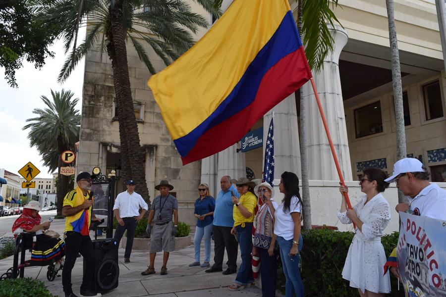 Colombianos en Miami 1 Un grupo de colombianos pidió este miércoles en Miami que se realice un