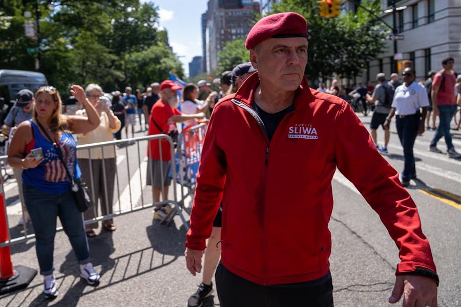 Curtis Sliwa, líder de la protesta antiinmigración, se manifiesta frente a la residencia del alcalde de Nueva York,