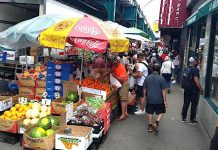 Lucha por espacios públicos en Roosevelt Ave. En la esquina de Roosevelt con la calle 75 se mantienen las ventas de productos comestibles que ocupan una gran porción de la vía para los peatones. Esta situación se repite a lo largo de toda esta popular avenida de Queens, lo cual está provocando pérdidas a supermercados y tiendas.
