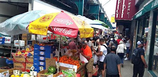 En la esquina de Roosevelt con la calle 75 se mantienen las ventas de productos comestibles que ocupan una gran porción de la vía para los peatones. Esta situación se repite a lo largo de toda esta popular avenida de Queens, lo cual está provocando pérdidas a supermercados y tiendas.