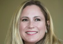 Candidata latina al Senado ve a los floridanos hartos de extremismos y con ganas de cambio La excongresista demócrata de origen ecuatoriano Debbie Mucarsel Powell.