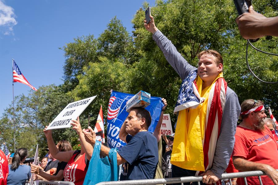 Decenas de personas protestan frente a la residencia del alcalde de Nueva York, el demócrata Eric Adams (1)