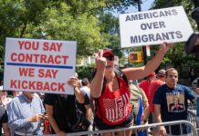 Protesta frente a la mansión del alcalde de Nueva York debido a la crisis migratoria Decenas de personas protestan frente a la residencia del alcalde de Nueva York, el demócrata Eric Adams (2)