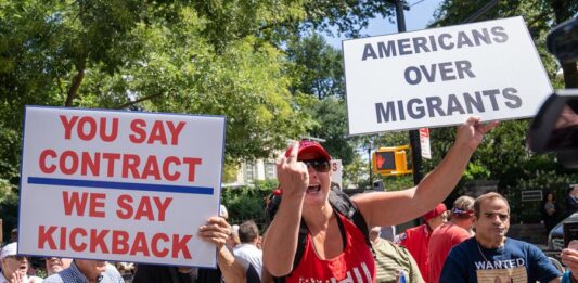 Decenas de personas protestan frente a la residencia del alcalde de Nueva York, el demócrata Eric Adams (2)