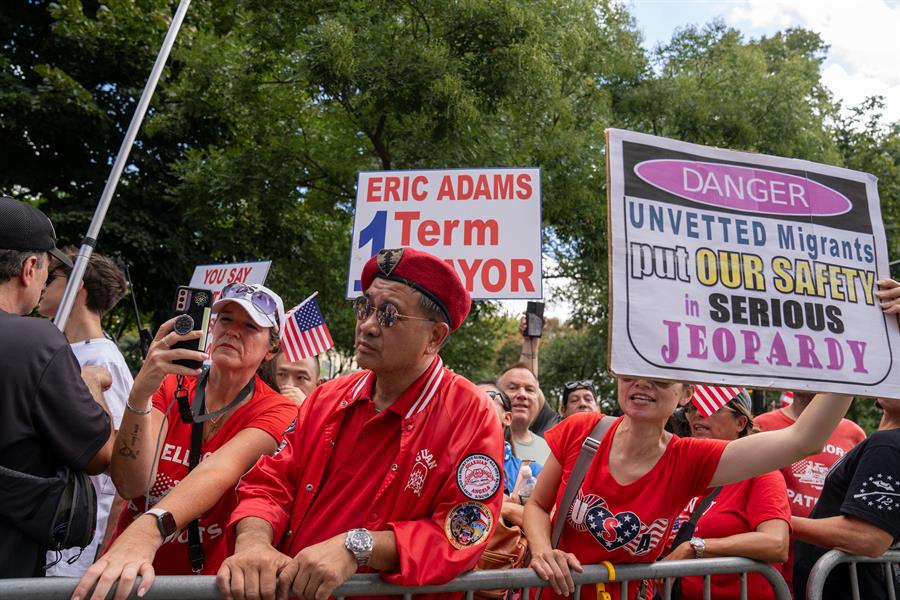 Decenas de personas protestan frente a la residencia del alcalde de Nueva York, el demócrata Eric Adams (3)