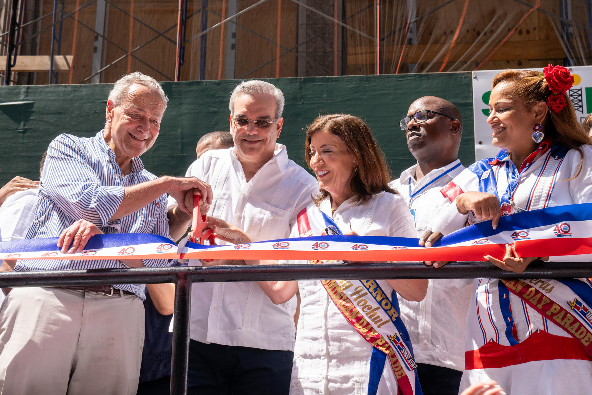 El presidente de Rep&uacute;blica Dominicana, Luis Abinader (2-i), el l&iacute;der de la Mayor&iacute;a del Senado, el dem&oacute;crata Chuck Schumer (i), y la gobernadora de Nueva York, Kathy Hochul (c), cortan  la cinta para dar inicio al Desfile Dominicano en la Sexta Avenida en Nueva York.