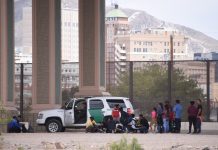 Los arrestos de migrantes en la frontera de EE.UU. aumentan tras meses a la baja Los arrestos de migrantes que cruzan de manera irregular la frontera sur de Estados Unidos aumentaron julio tras meses a la baja, confirmó este viernes un funcionario de alto rango del Departamento de Seguridad Nacional (DHS).