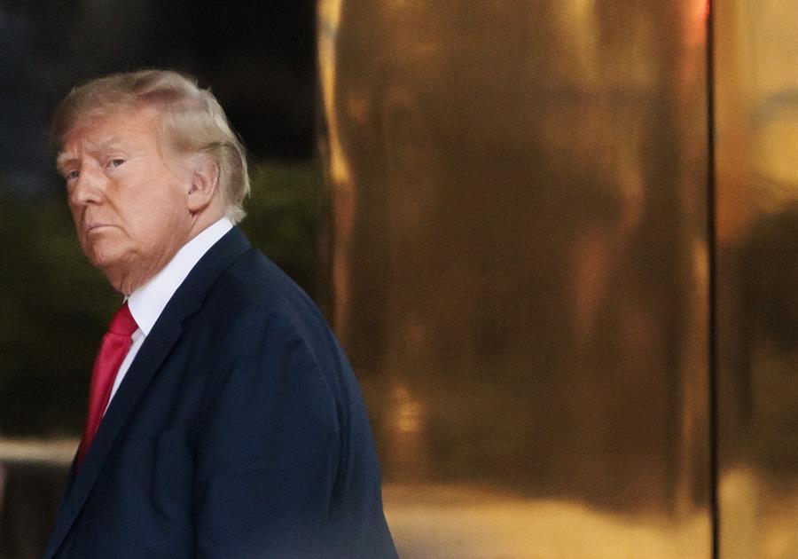 Donald Trum (J) La fiscal encargada del caso por el que el expresidente Donald Trump (2017-2021) ha sido imputado en Georgia, Fani Willis, propuso este jueves a la corte que el juicio arranque el próximo 23 de octubre y no el 4 de marzo del año que viene, tal y como había planteado en un principio.