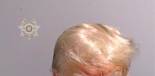 La foto realizada al expresidente Donald Trump tras entregarse ante las autoridades de Georgia se ha convertido en un motivo de orgullo para el magnate, que no ha dudado en difundirla en sus redes sociales e incluso en utilizarla para recaudar dinero en la campaña para el proceso de primarias republicanas.