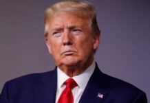 Trump frente a 91 delitos, 4 casos penales y la campaña para 2024 La telaraña legal en la que está enredado el expresidente Donald Trump (2017-2021) se ha vuelto más intrincada que nunca: encara un total de 91 cargos distribuidos en 4 casos penales distintos y, simultáneamente, debe mantener su campaña para conseguir la nominación republicana en las elecciones presidenciales de 2024.