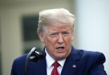 El expresidente Donald Trump pidió este jueves al tribunal de Georgia que juzgará su caso por el presunto intento de revertir los resultados de las elecciones de 2020 en ese estado que separe su caso del de los otros 18 acusados, en un nuevo intento de dilatar el proceso.