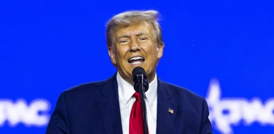 El expresidente estadounidense Donald Trump (2017-2021) retomó este viernes su campaña presidencial con un discurso en el estado de Alabama en el que trató de sacarle rédito político a su tercera imputación.