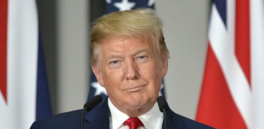 La fiscal encargada del caso por el que el expresidente Donald Trump ha sido imputado en Georgia, Fani Willis, propuso este miércoles a la corte que el juicio arranque el 4 de marzo de 2024 y sugirió que la lectura de los cargos a los 19 acusados sea el 5 de septiembre.