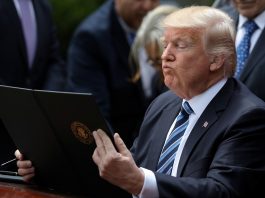 John Lauro, uno de los abogados del expresidente Donald Trump ha denunciado que los cargos imputados el martes al exmandatario suponen en realidad un ataque al "discurso político" y están impulsados por el actual presidente, Joe Biden, principal rival en las elecciones de 2024.