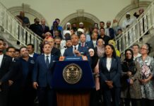 Nueva York permitirá a mezquitas llamar a la oración con altavoces los viernes de ramadán La ciudad de Nueva York va a permitir por primera vez que las mezquitas de la ciudad utilicen los altavoces para llamar a la oración durante los viernes del mes de ramadán, según anunció hoy el alcalde Eric Adams.
