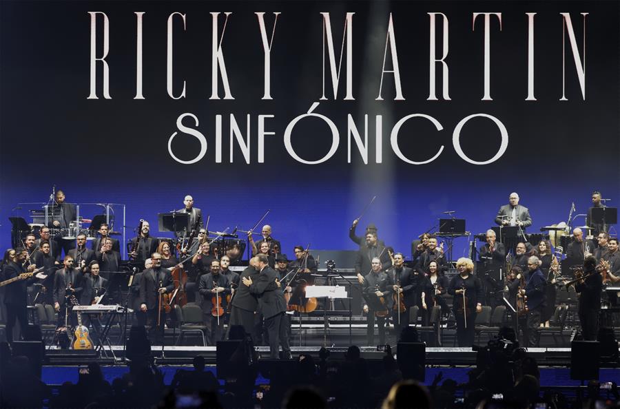 El cantante puertorrique&ntilde;o Ricky Martin se presenta durante un concierto junto a la Orquesta Sinf&oacute;nica de Puerto Rico