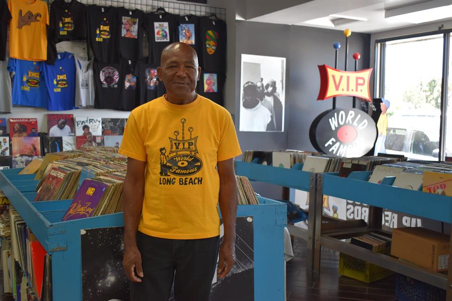 El dueño de la popular tienda de discos World Famous VIP Records, Kelvin Anderson