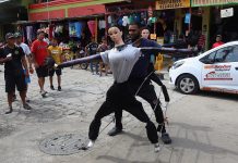 El migrante venezonalo Yendri Pérez actúa con muñecas danzantes (2)