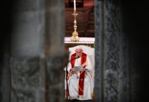 El Papa Francisco ha pedido "perdón" en su "nombre personal y en nombre de la Iglesia" a las 13 víctimas de abusos sexuales con las que se reunió este miércoles por la tarde.