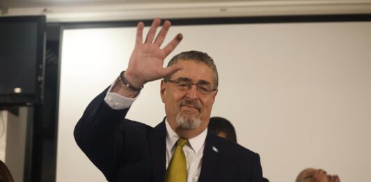 La llegada del candidato progresista Bernardo Arévalo De León a la Presidencia de Guatemala, con un mensaje de lucha anticorrupción, llena de esperanza un país, pero el camino para recuperar la deteriorada democracia está lleno de obstáculos, de acuerdo a la visión de expertos en la política local.