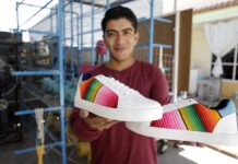 El textilero mexicano Ricardo Hernández muestra un par de zapatillas artesanales