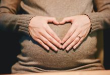 Las mujeres con embarazos complicados quedarán temporalmente exentas de la prohibición del aborto en Texas Las mujeres con "embarazos complicados" quedarán exentas de la prohibición del aborto en el estado de Texas (Estados Unidos) gracias a una orden judicial temporal emitida este viernes en la que se recurre a la falta de claridad sobre las exenciones médicas de la prohibición como justificación para esta resolución.