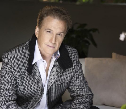 El cantante mexicano Emmanuel, a punto de iniciar una nueva gira por Estados Unidos y con un disco sinfónico en el horizonte, dice a EFE que desde "chavo" se propuso no ser un "reventado" por la farra y el alcohol, sino un artista que llegara a la madurez con ilusión y energía.