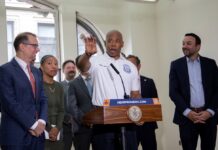 Convertir oficinas vacías en vivienda, nuevo plan de Nueva York para atajar la crisis El alcalde de Nueva York, Eric Adams, anunció este jueves un plan para atajar la crisis de vivienda que atraviesa la gran urbe: convertir las oficinas vacías en residencias habitables, para lo que necesitará llevar a cabo reformas regulatorias que serán evaluadas a finales de año.