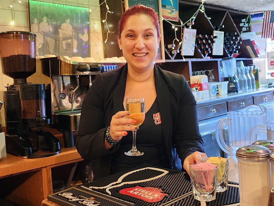 Esther Acosta, due&ntilde;a de restaurante cubano "Rinc&oacute;n Criollo".