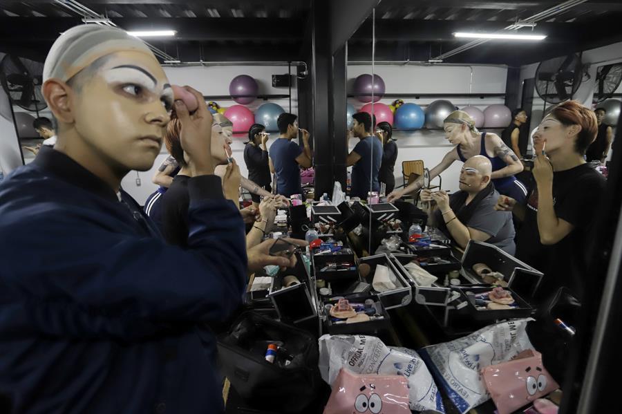 Estudiantes de la escuela de artes ARTEAC participan en un curso sobre las drag queens, (2)