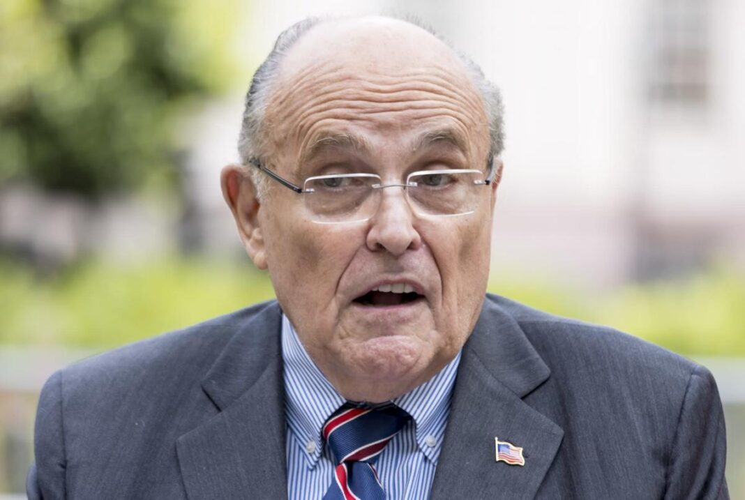 El exabogado del expresidente Donald Trump y exalcalde de Nueva York Rudy Giuliani fue considerado este miércoles por una jueza federal responsable de haber difamado a dos trabajadoras electorales en el estado de Georgia.