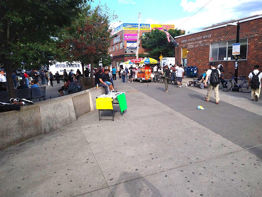 Una oficina del Servicio Postal de Estados Unidos, que depende directamente del gobierno federal, tambi&eacute;n se encuentra en la Plaza Corona y frente a ella se puede observar a varios vendedores ambulantes que no fueron removidos porque trabajan con los permisos y licencias respectivas.