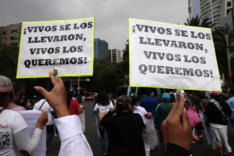 Familiares y amigos de los 43 estudiantes desaparecidos de Ayotzinapa protestan (2)