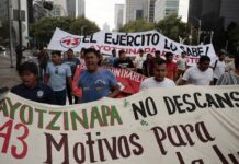 La impunidad persiste un año después del informe del Gobierno mexicano sobre Ayotzinapa Familiares y amigos de los 43 estudiantes desaparecidos de Ayotzinapa protestan
