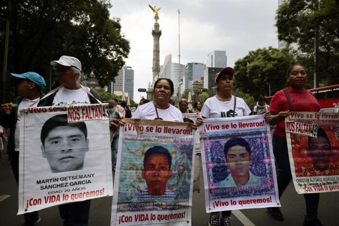 Familiares y amigos de los 43 estudiantes desaparecidos de Ayotzinapa protestan (3)