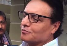 El cuerpo del candidato a la Presidencia de Ecuador Fernando Villavicencio, asesinado el miércoles por supuestos sicarios, fue trasladado este jueves de la morgue donde se le realizó la autopsia a un tanatorio donde será velado.